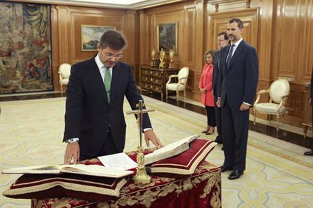 29/09/2014. Rafael Catalá jura su cargo ante el Rey. Rafael Catalá, jura su cargo de ministro de Justicia ante el rey Felipe VI en el Palaci...